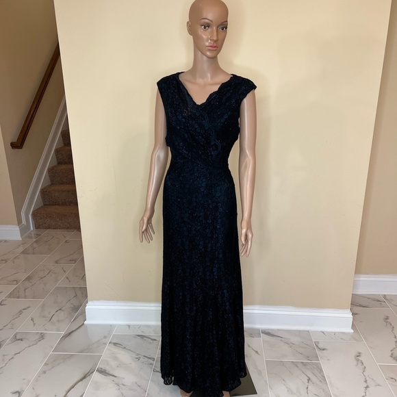 Tahari Dresses & Skirts - 𝅺Tahari evening dress